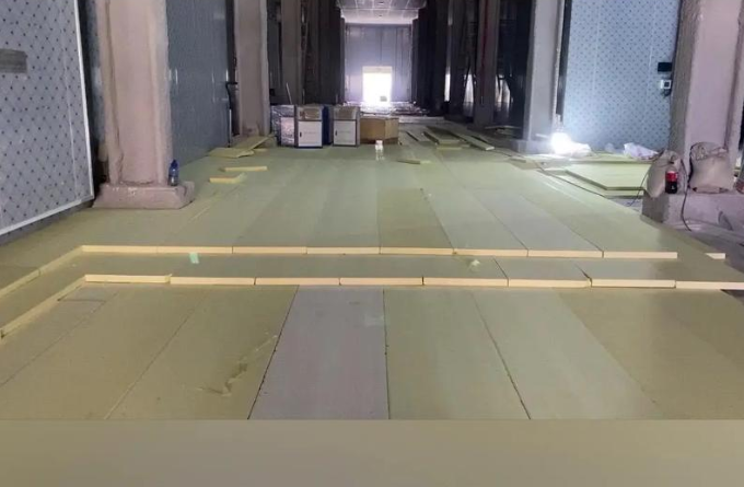 冷庫(kù)擠塑板為什么要錯(cuò)縫鋪設(shè)?